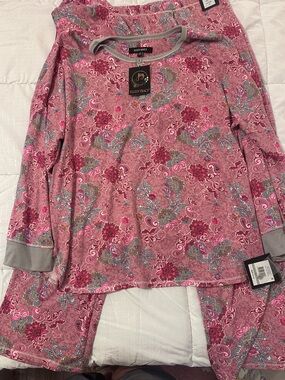 NWT Ellen Tracy Pink Floral Long-Sleeve Pajama Set with Gray Trim